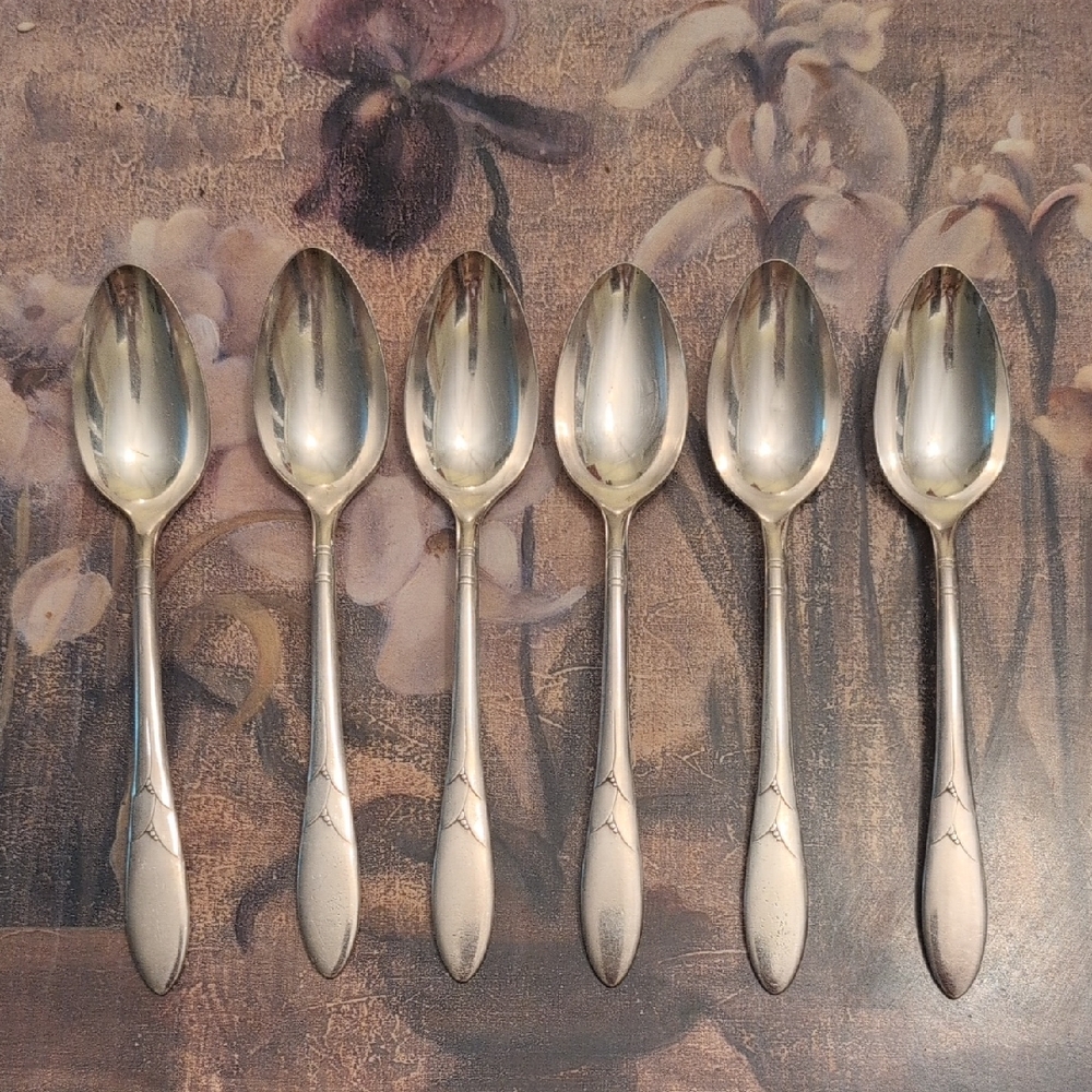 EUC Vintage Comminity Silverplate Small Spoon Set